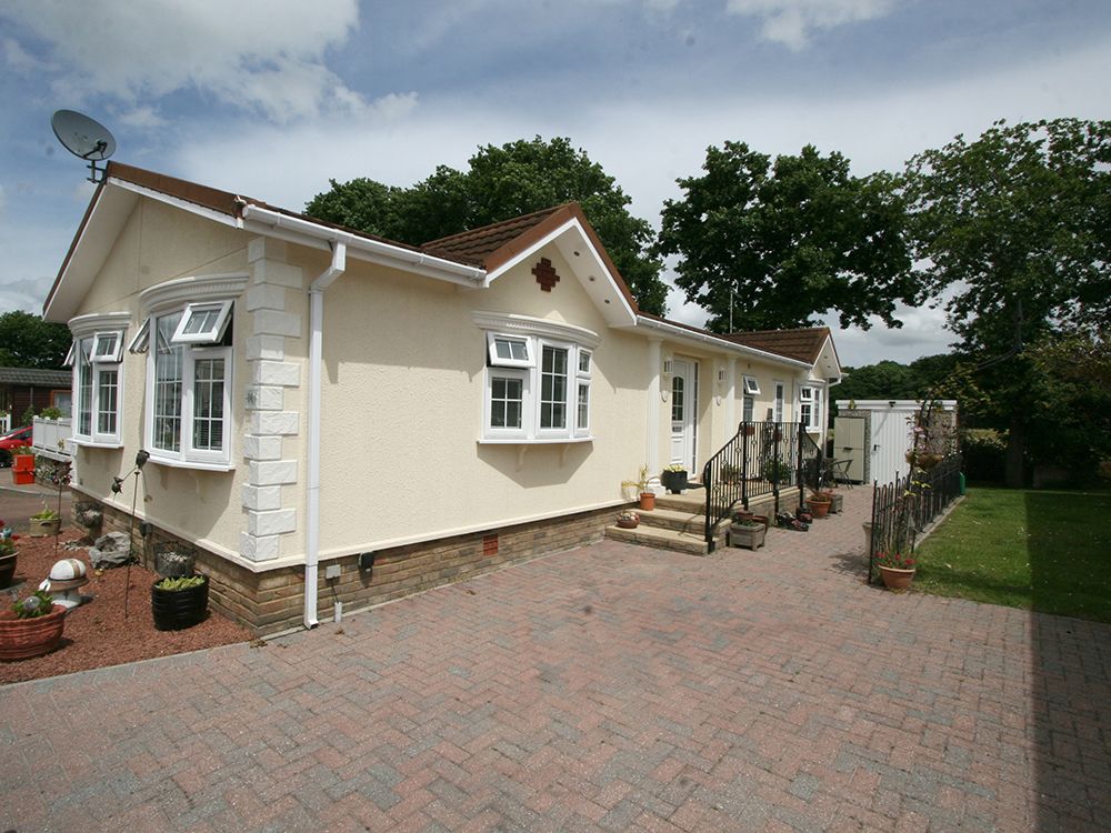 2 bed mobile/park home for sale in Woodlands Park, Biddenden TN27, £195,000