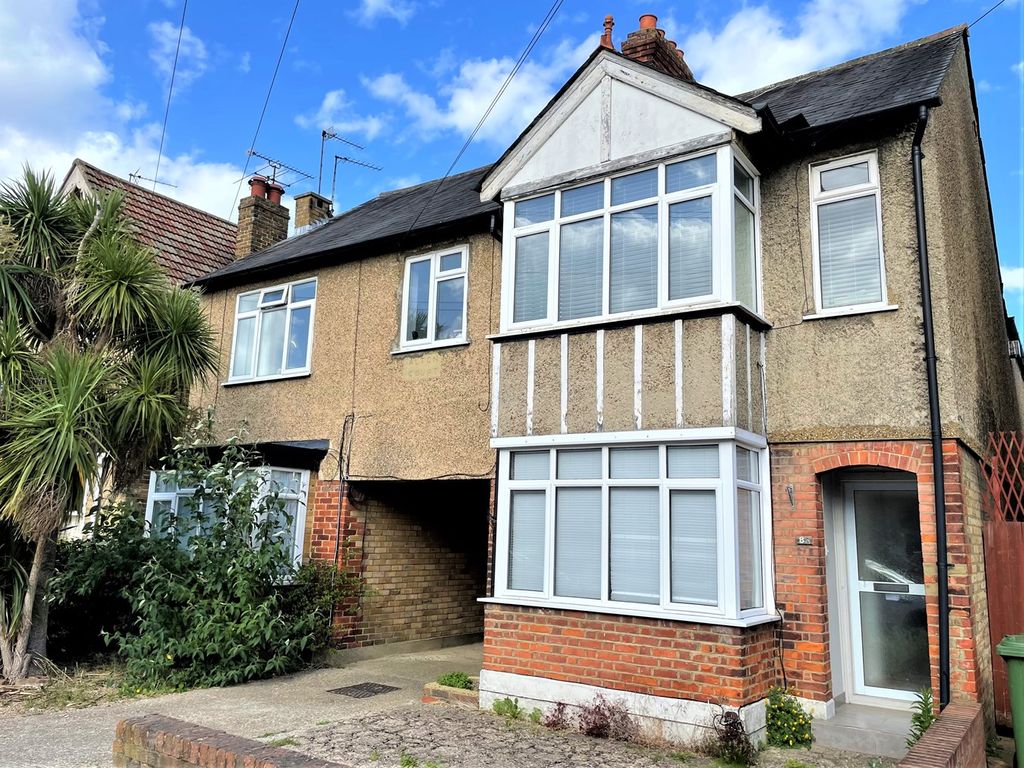 2 bed maisonette for sale in Willoughby Road, Slough SL3, £250,000