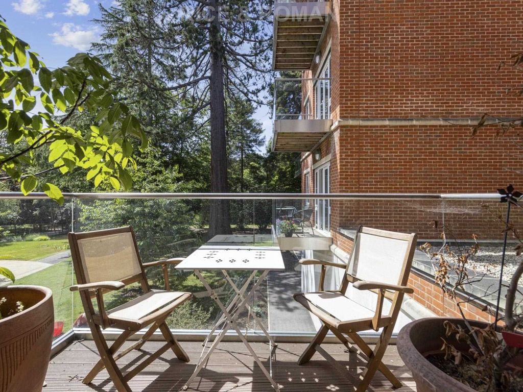 1 bed flat for sale in Lynwood Village, Ascot SL5, £295,000