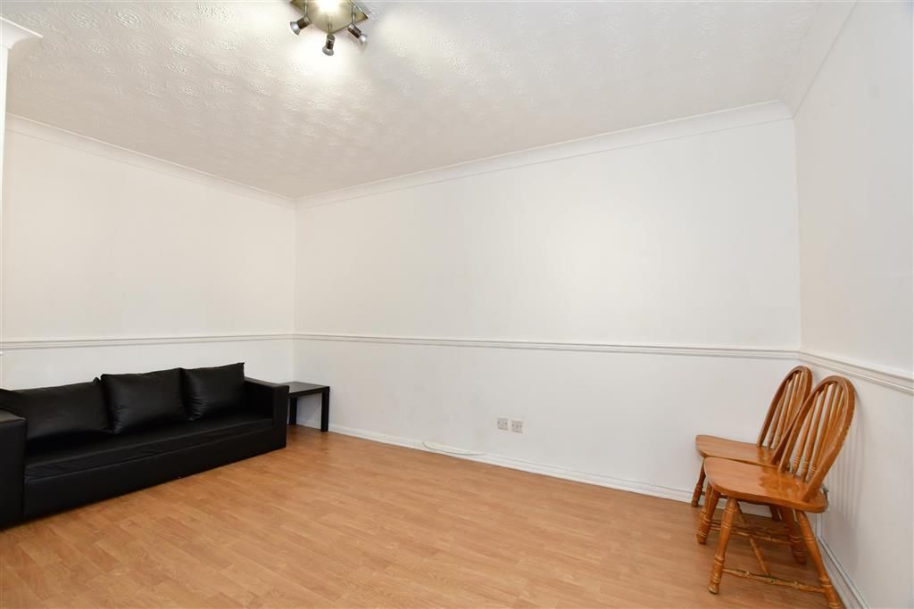 2 bed flat for sale in Mandeville Court, London E4, £250,000