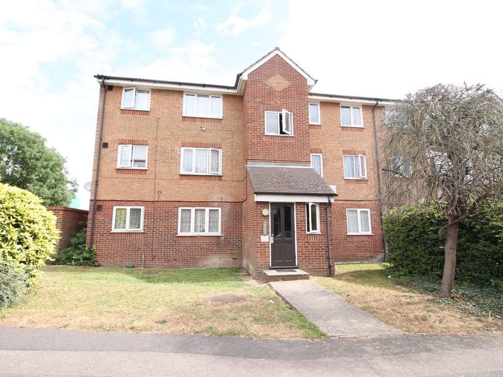 1 bed flat for sale in Express Drive, Goodmayes, Essex IG3, £215,000