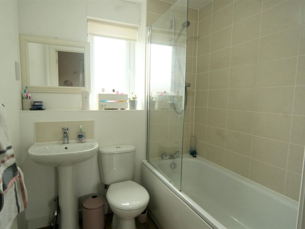 2 bed flat for sale in Barleythorpe, Oakham, Rutland LE15, £162,000