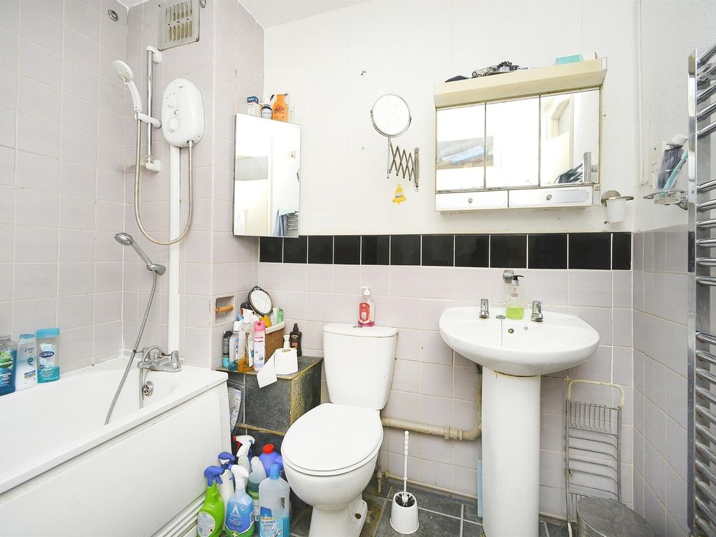 2 bed flat for sale in Arundel Street, Brighton BN2, £250,000