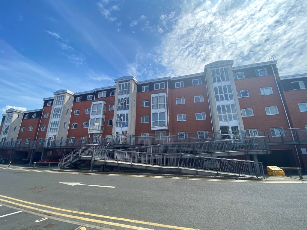 2 bed flat for sale in The Waterfront, Selby YO8, £100,000
