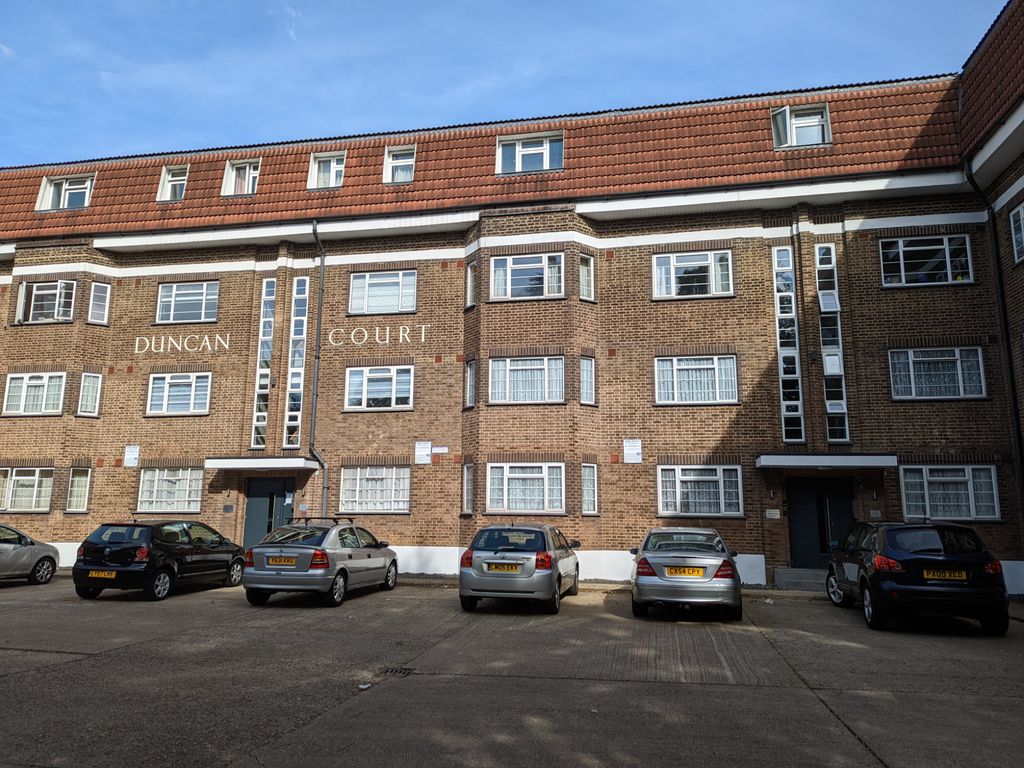 1 bed flat for sale in Green Lanes, London N21, £290,000