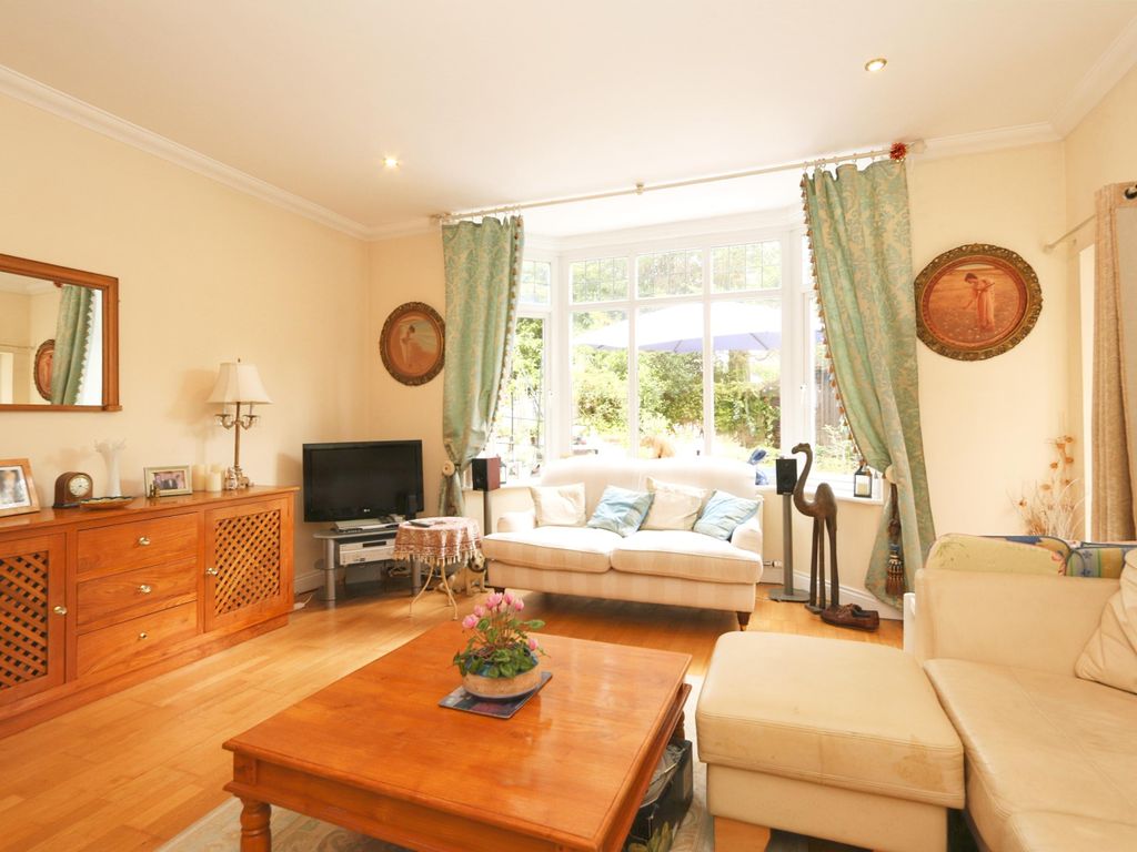 2 bed flat for sale in Spur Hill Avenue, Poole BH14, £300,000
