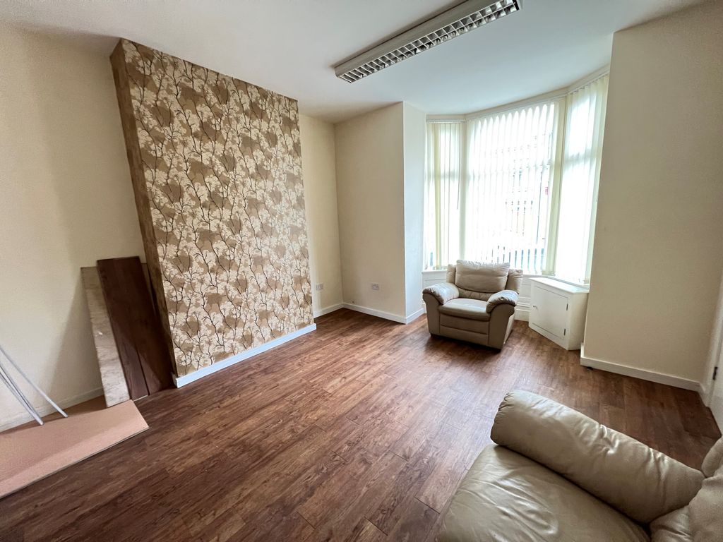 2 bed flat for sale in Railway Road, Darwen BB3, £100,000