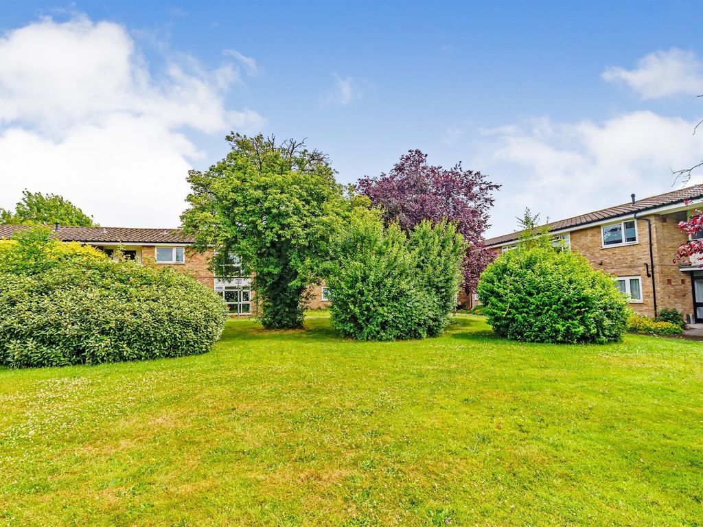 2 bed flat for sale in New Street, Horsham RH13, £225,000