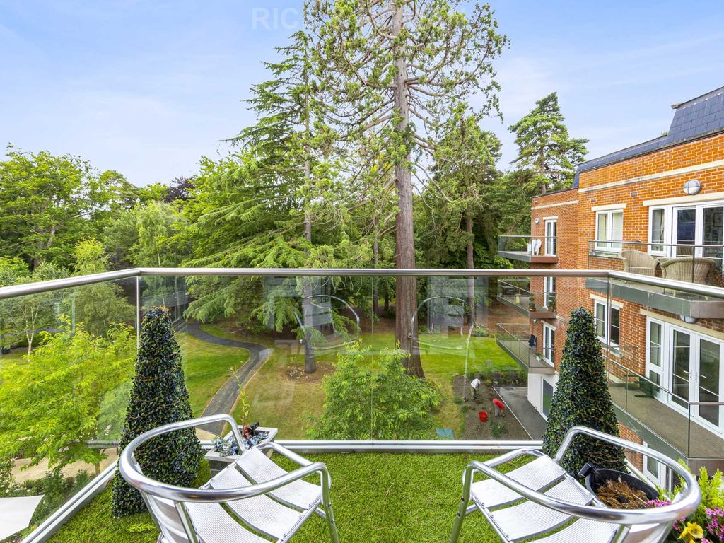 1 bed flat for sale in Lynwood Village, Ascot SL5, £310,000