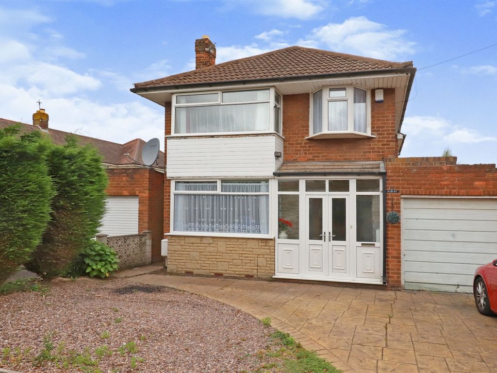 3 bed detached house for sale in Links Road, Penn, Wolverhampton WV4, £299,995