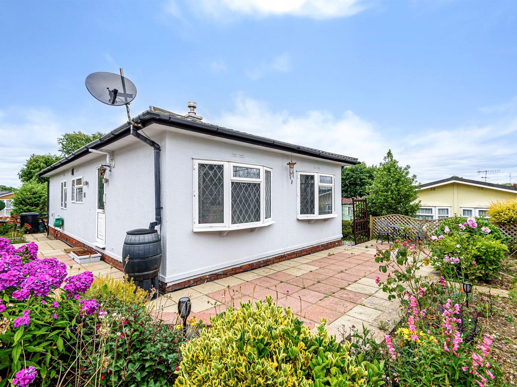 3 bed mobile/park home for sale in Limit Home Park, Northchurch, Berkhamsted HP4, £200,000