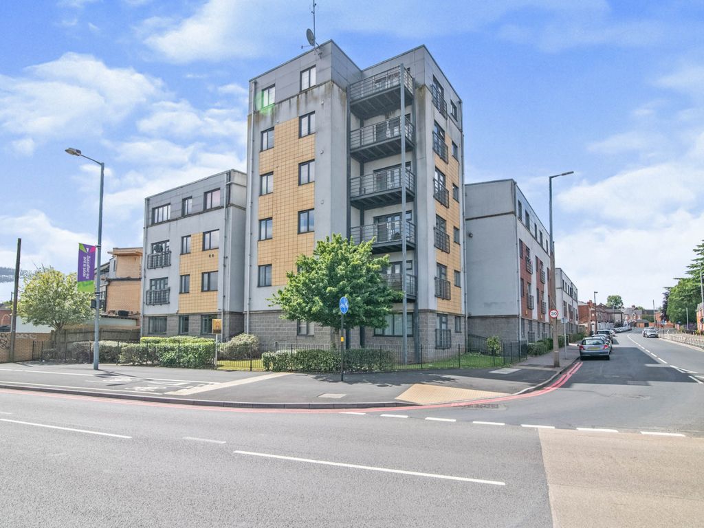 2 bed flat for sale in Holly Lane, Smethwick B66, £120,000
