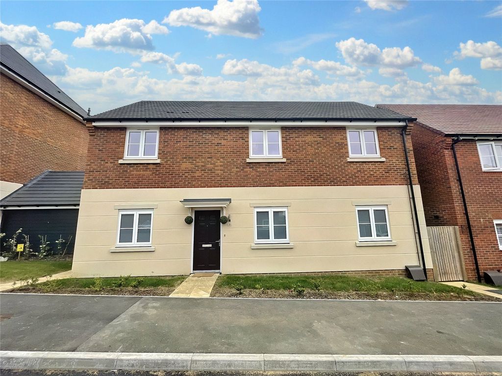 2 bed flat for sale in Lawrence Avenue, Shrivenham SN6, £240,000