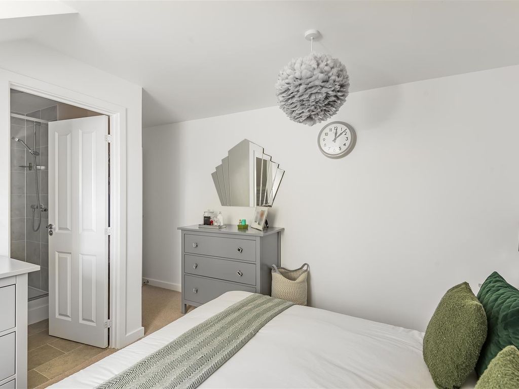 2 bed flat for sale in Grange Road, Chalfont St. Peter, Gerrards Cross SL9, £140,000