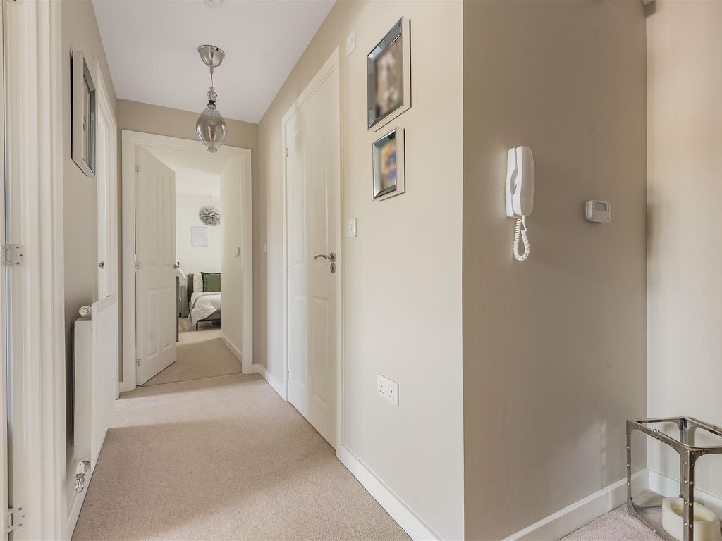 2 bed flat for sale in Grange Road, Chalfont St. Peter, Gerrards Cross SL9, £140,000