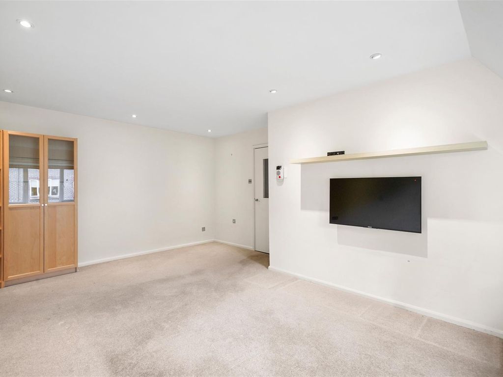 1 bed flat for sale in Finchley Road, Temple Fortune, London NW11, £180,000