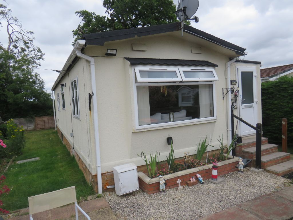 1 bed mobile/park home for sale in The Grove, Woodside, Luton LU1, £110,000
