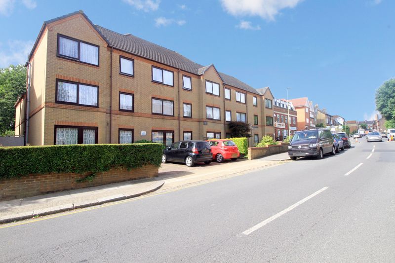 1 bed flat for sale in Lychgate Court, London N12, £100,000