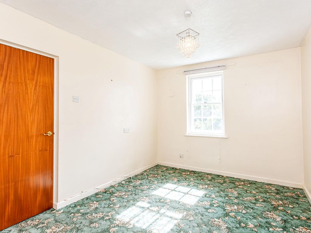 2 bed flat for sale in Lucam Lodge, The Garners, Rochford, Essex SS4, £180,000
