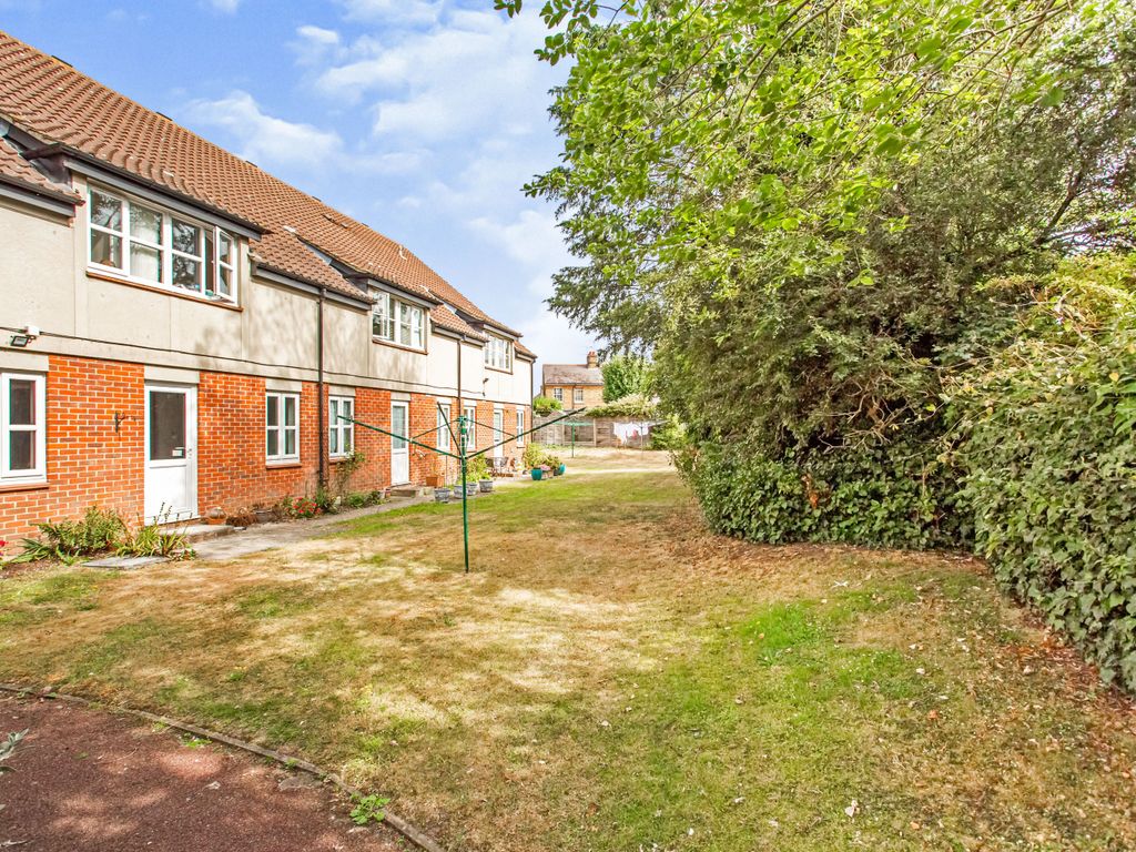 2 bed flat for sale in Lucam Lodge, The Garners, Rochford, Essex SS4, £180,000