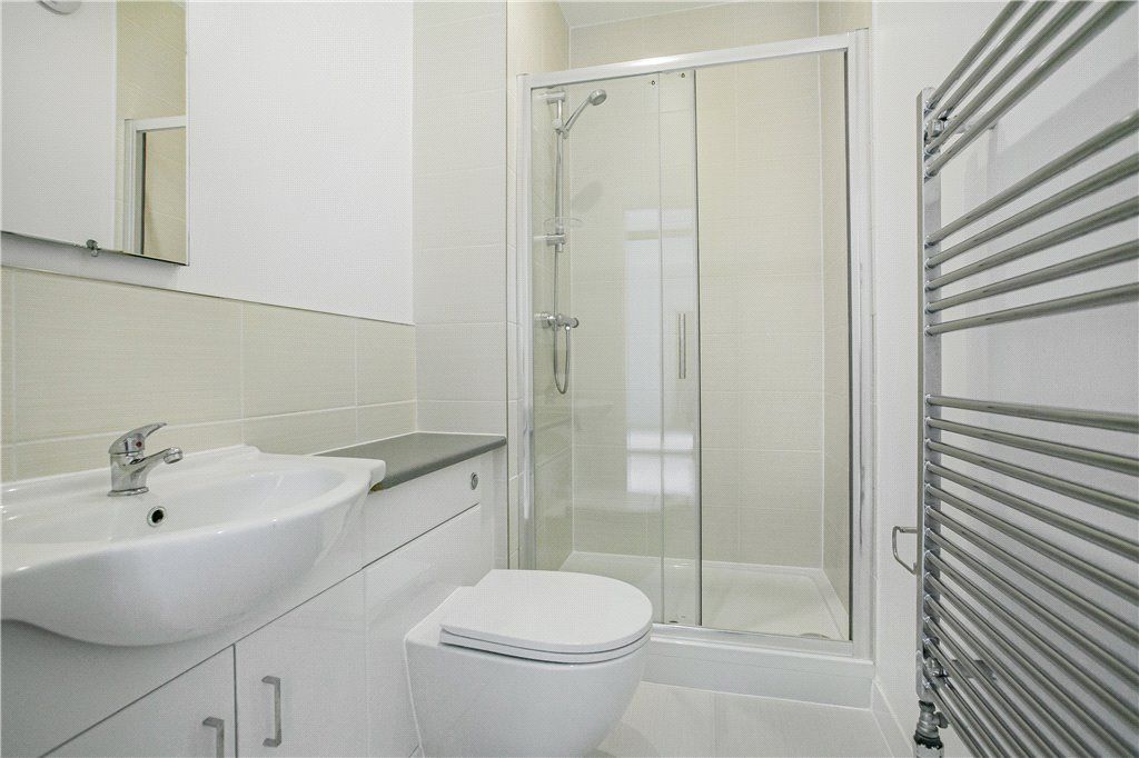 2 bed flat for sale in Normanton Road, South Croydon CR2, £330,000