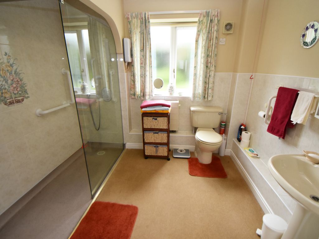 2 bed flat for sale in Dove House Court, Grange Road, Solihull B91, £150,000