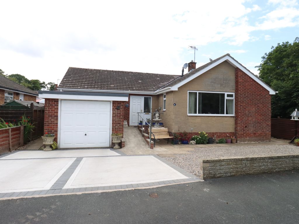 2 bed detached bungalow for sale in Wharfedale, Filey YO14, £325,000