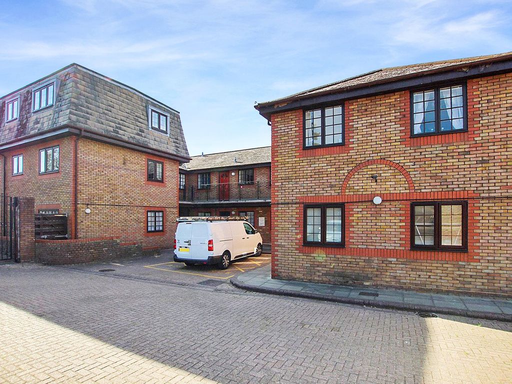 2 bed flat for sale in Footscray Road, London SE9, £230,000