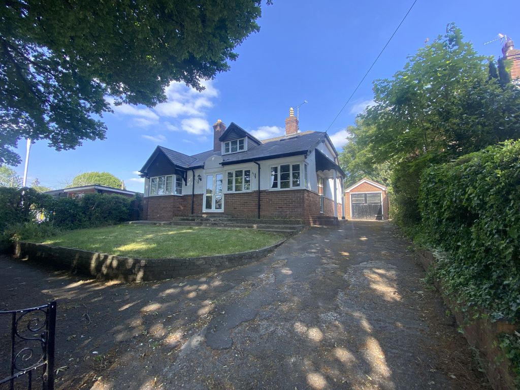 5 bed detached house for sale in Park Avenue, Wrexham LL12, £300,000