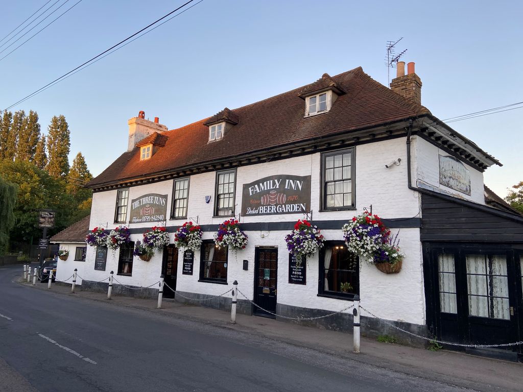 Pub/bar for sale in Lower Halstow, Sittingbourne ME9, £165,000