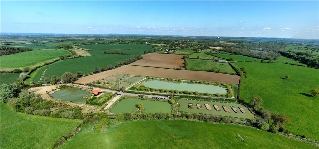 Land for sale in Oakfield Fishery, Kingswood, Aylesbury, Buckinghamshire HP18, £1,700,000