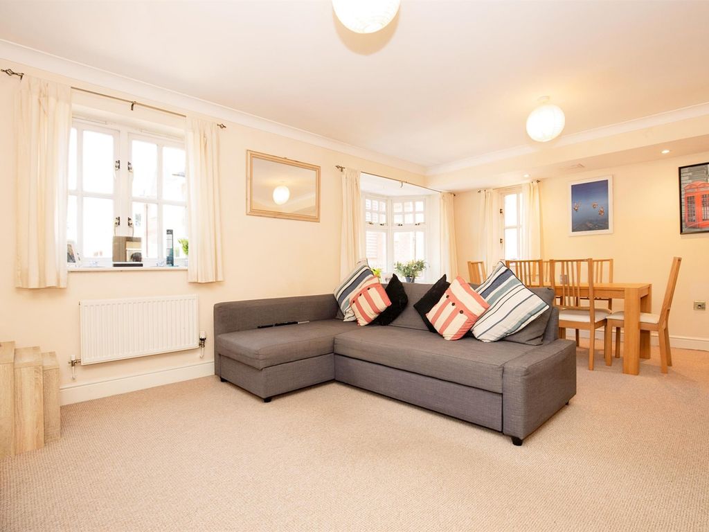 2 bed flat for sale in Mulberry Court, Kenilworth CV8, £265,000