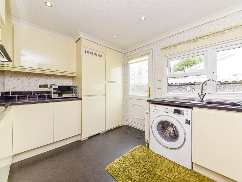 2 bed mobile/park home for sale in Allington Gardens, Allington, Grantham NG32, £130,000