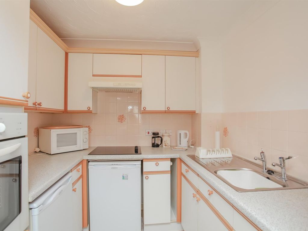 1 bed flat for sale in Spencer Court, Britannia Road, Banbury OX16, £89,950