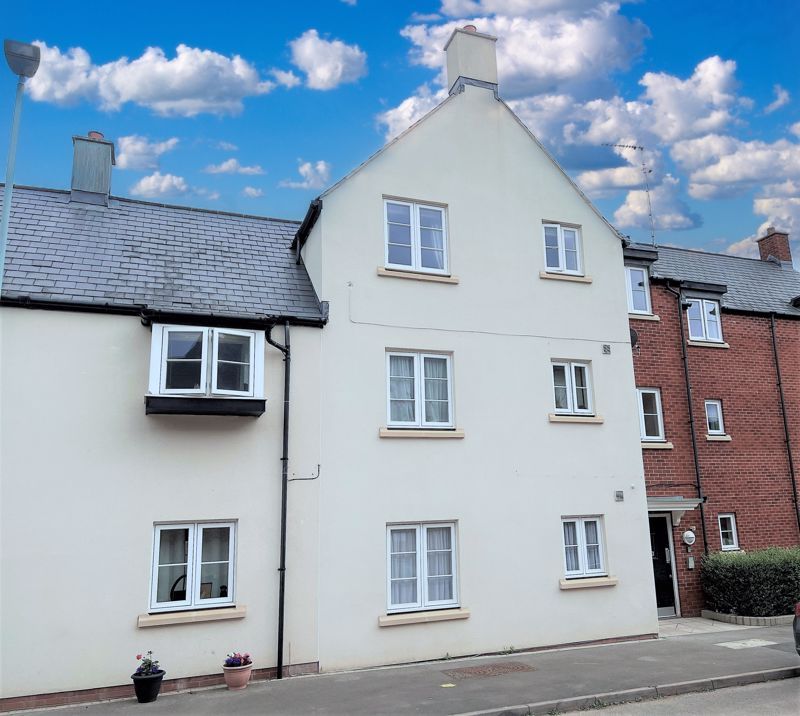 1 bed flat for sale in Victoria Close, Dursley GL11, £120,000