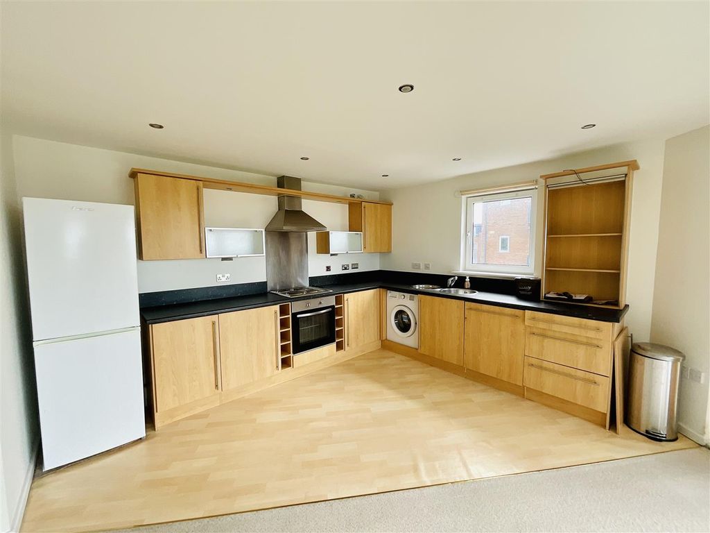 2 bed flat for sale in Pentre Doc Y Gogledd, Llanelli SA15, £125,000