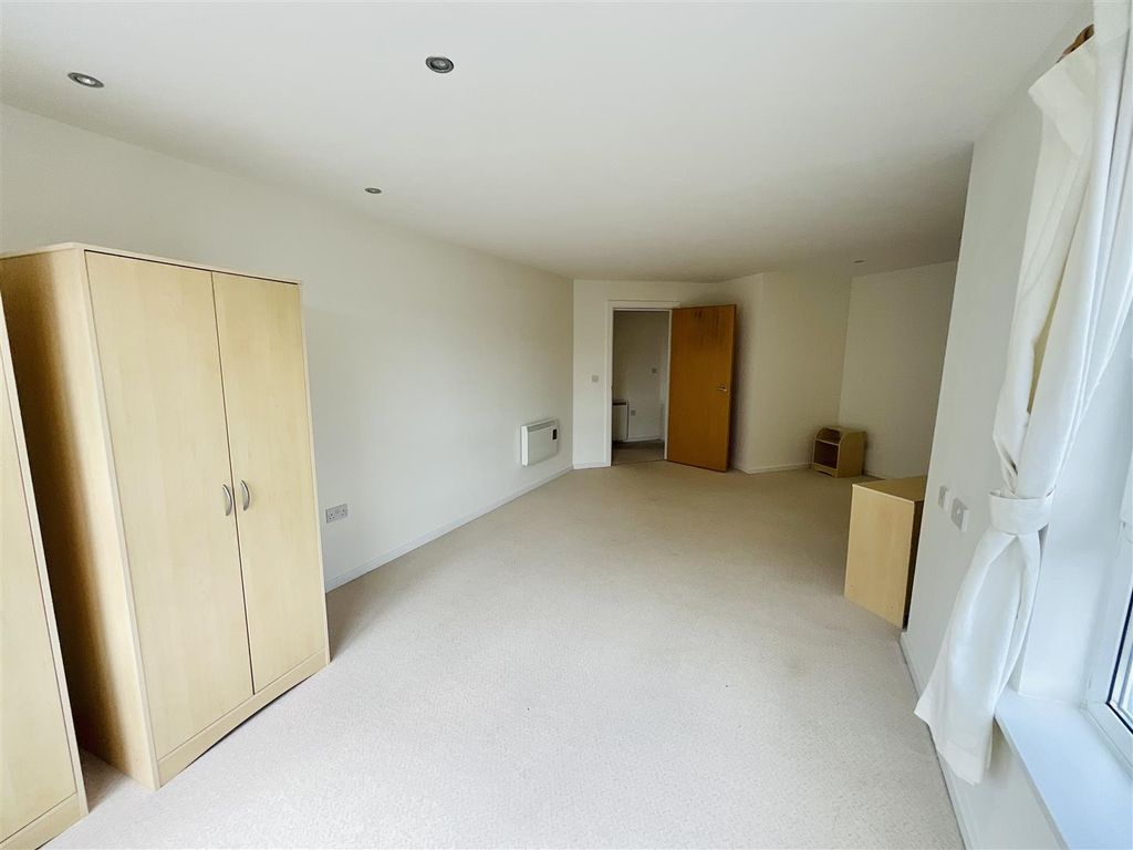2 bed flat for sale in Pentre Doc Y Gogledd, Llanelli SA15, £125,000
