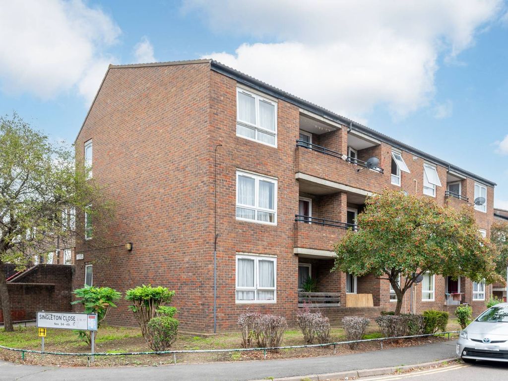 1 bed flat for sale in Singleton Close, Colliers Wood, London SW17, £240,000