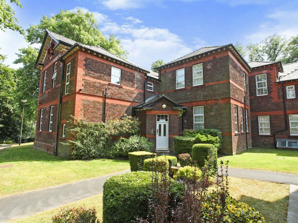 2 bed flat for sale in The Uplands, Macclesfield SK11, £185,000