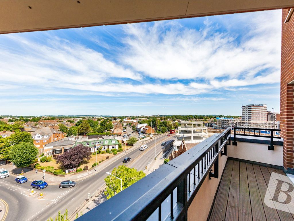 2 bed flat for sale in Leyland Court, Angel Way, Romford RM1, £300,000