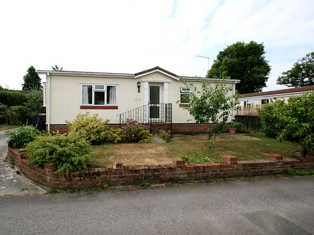 2 bed mobile/park home for sale in Shirkoak Park, Woodchurch TN26, £115,000