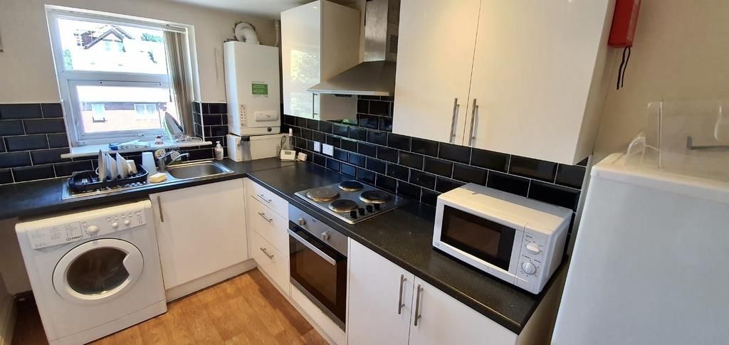 3 bed flat for sale in Hyde Park Road, Hyde Park, Leeds LS6, £120,000