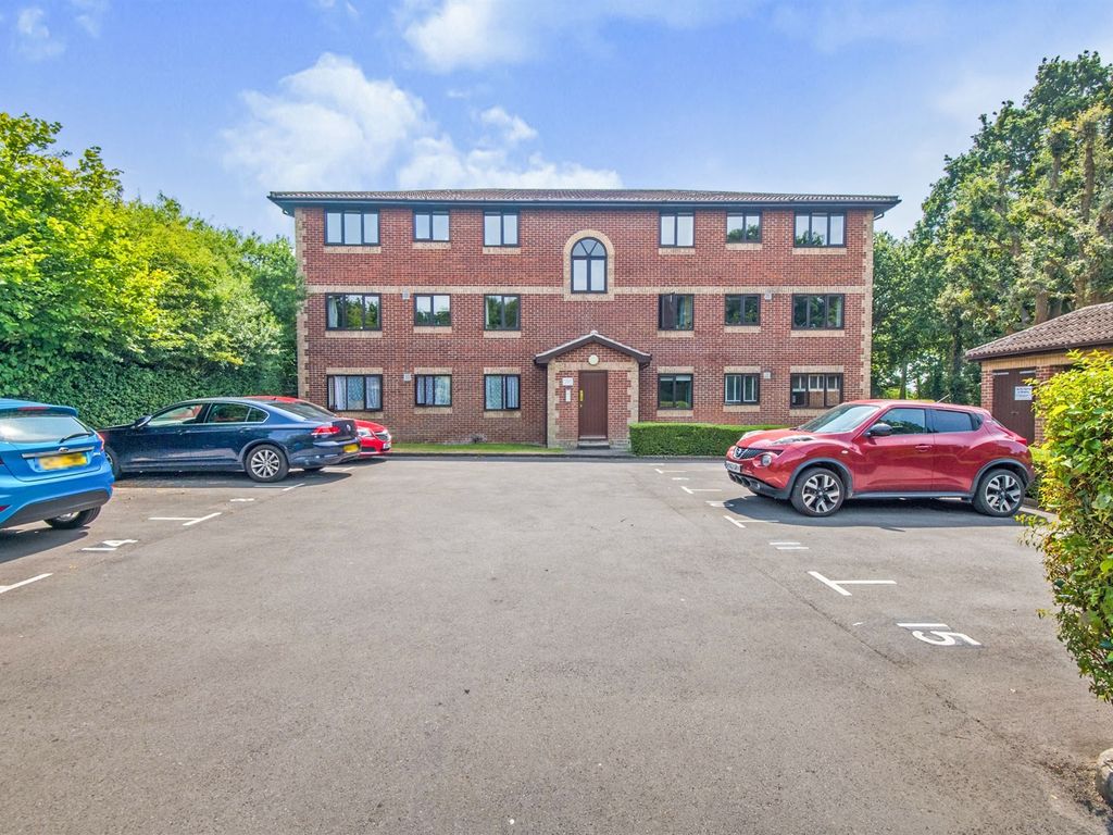 2 bed flat for sale in Barrow Down Gardens, Southampton SO19, £150,000