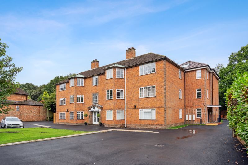 2 bed flat for sale in Amersham Road, Beaconsfield HP9, £325,000
