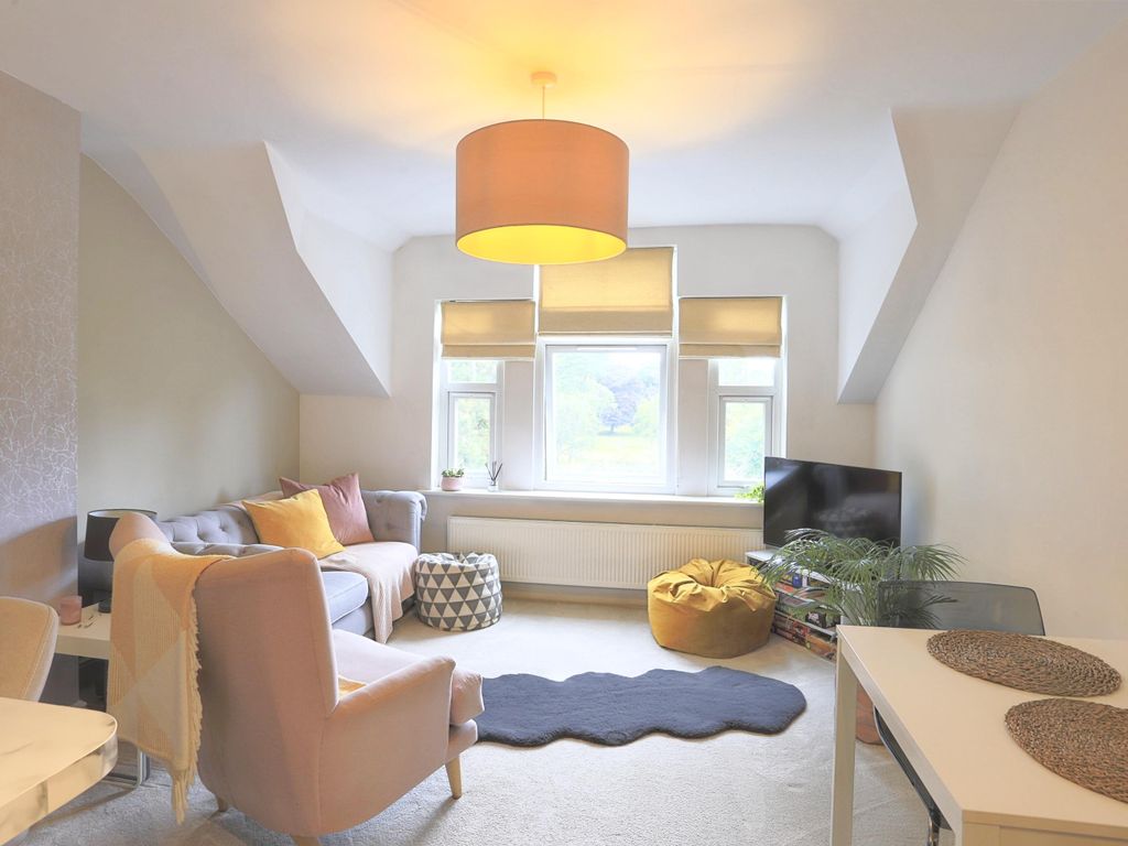 1 bed flat for sale in Harlow Moor Drive, Harrogate HG2, £180,000