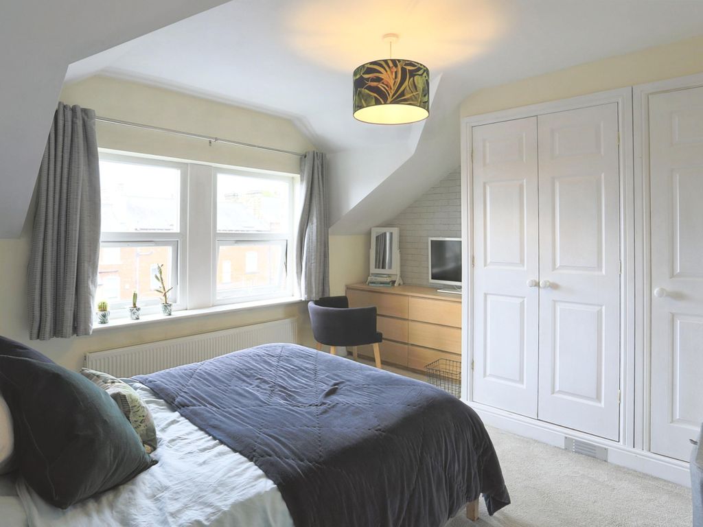 1 bed flat for sale in Harlow Moor Drive, Harrogate HG2, £180,000