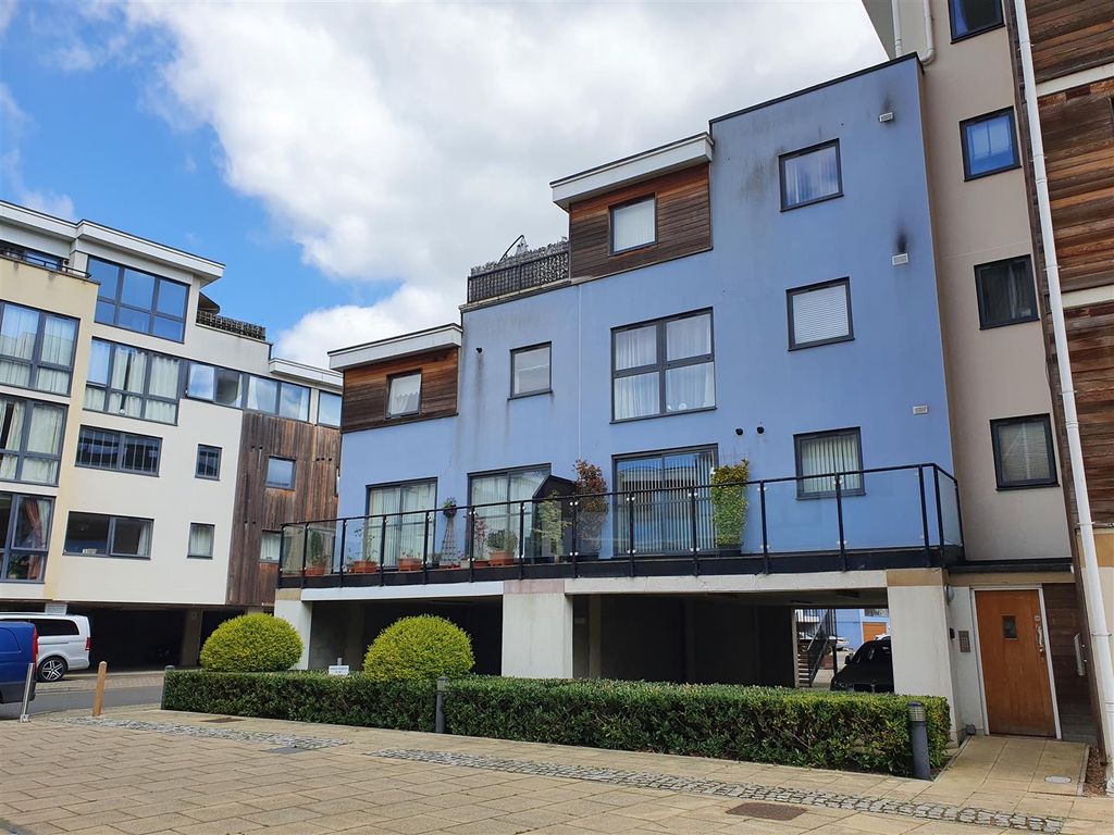 4 bed property for sale in Clifford Way, Maidstone ME16, £330,000