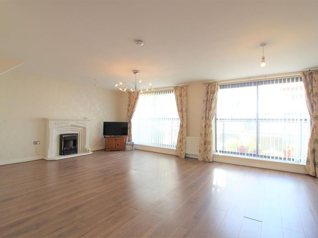 4 bed property for sale in Clifford Way, Maidstone ME16, £330,000