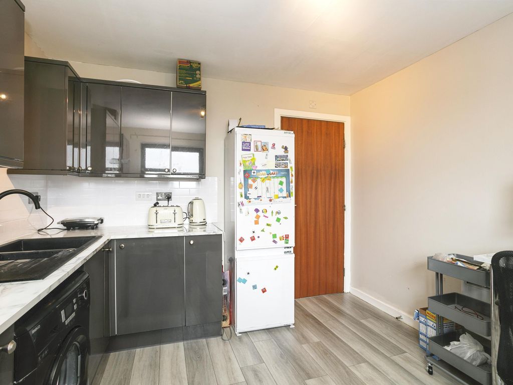 2 bed flat for sale in Auchmill Road, Aberdeen AB21, £120,000