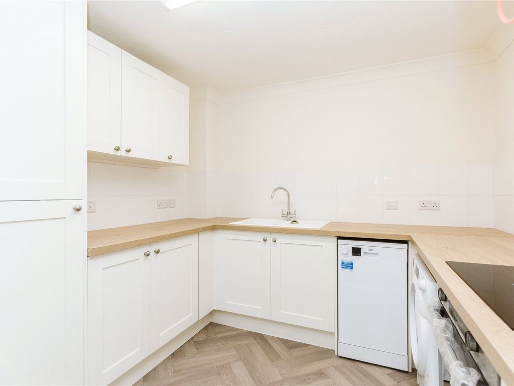 2 bed flat for sale in Brynland Avenue, Bristol BS7, £165,000